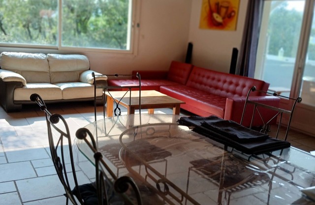 Country house with swimming pool. Pets welcome. Natural setting.
