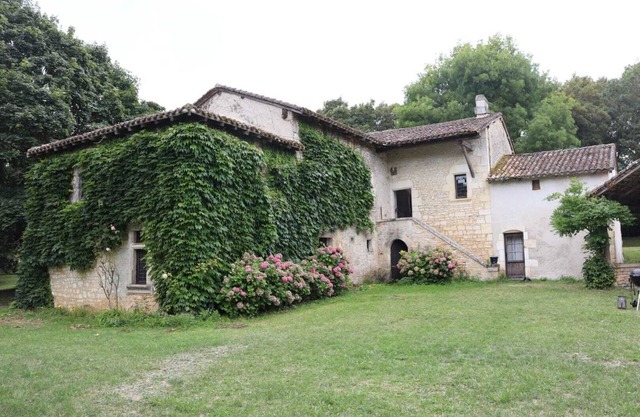 Country house in Charras, sleeps 14, pool and tennis court near Dordogne