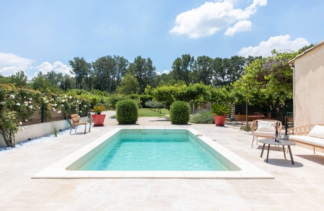 Country house in the heart of Provence with private pool and fenced garden