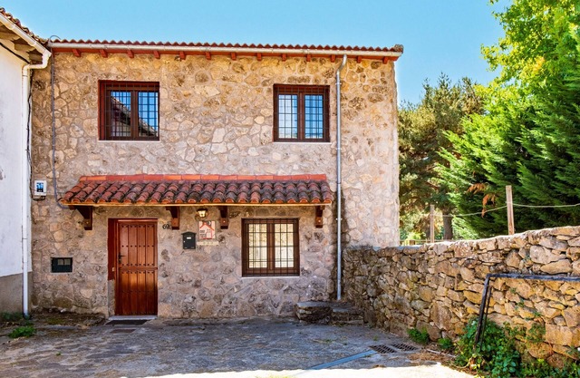 Country House 'La Covacha' with Mountain View, Private Garden and Wi-Fi