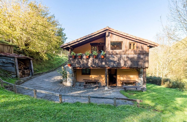 Country House 'La Hirriria' with Mountain View, Private Terrace and Private Garden
