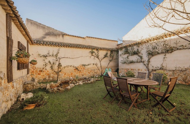 Country House 'Los Beatos' with Shared Terrace, Private Garden and Wi-Fi