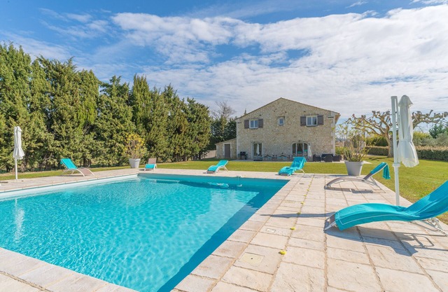 Country House "Mas sous les Oliviers" with Pool, Garden and Wi-Fi