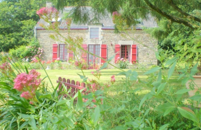 Country house near Vannes, very QUIET site with flowers and trees