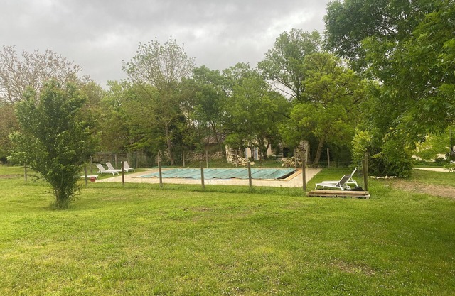 Country house, park and private pool. Pets allowed