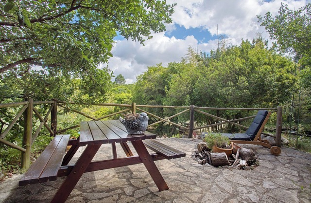 Country House 'Quinta Do Castelo - Casa De Pedra' with Private Terrace, Wi-Fi and Air Conditioning
