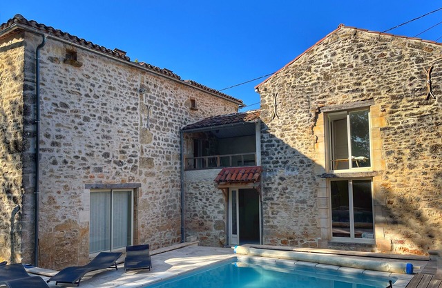 Country house surrounded by vineyards close to amenities
