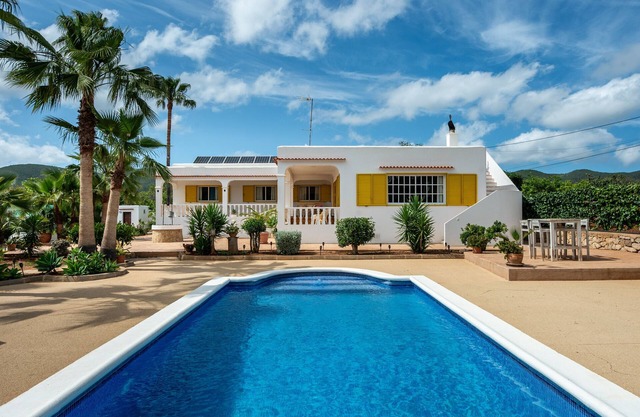 Country House 'Villa Can Andreuet De Baix' with Mountain View, Wi-Fi and Air Conditioning