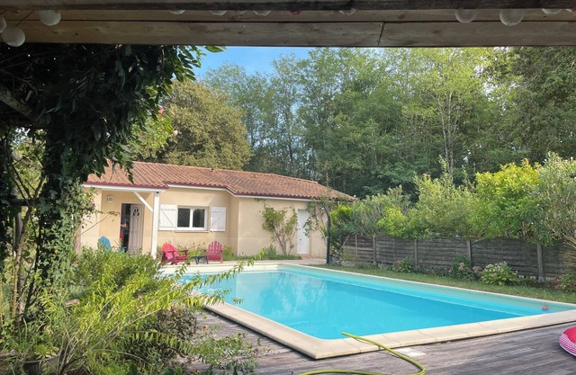 Country house with swimming pool in the heart of a vast garden