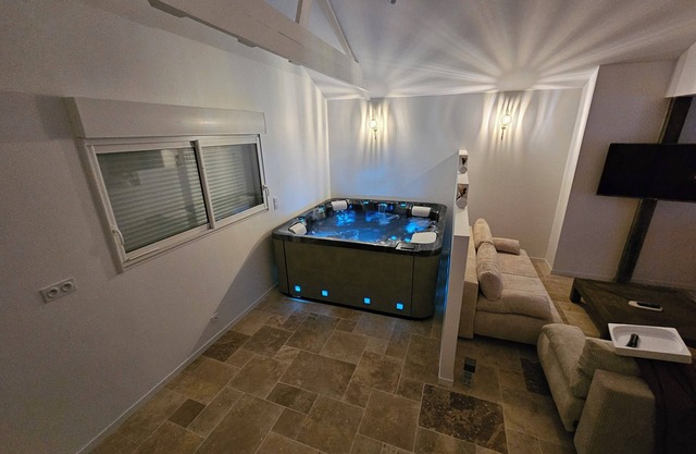 Country house with indoor jacuzzi
