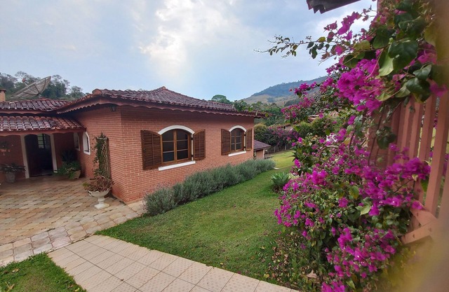 Country house, with beautiful garden and private pool.