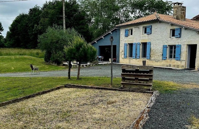 Country house with jacuzzi and pétanque court