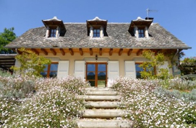 Country House with heated pool and valley views