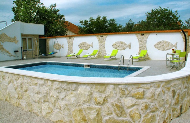 Country house with pool and garden