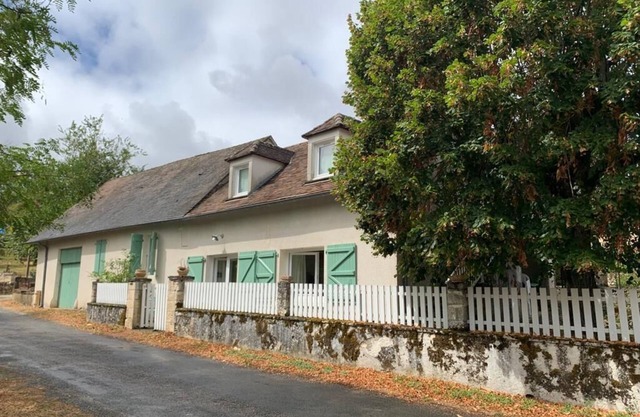 Country house with large enclosed garden for 8 people, Rocamadour 12km away,