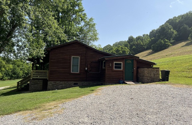 Country log cabin in beautiful middle Tennessee