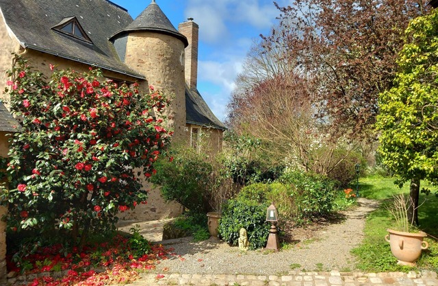 Country Manor. 50 min. West from Le Mans track. Sleeping 12-18. Pool & tennis.