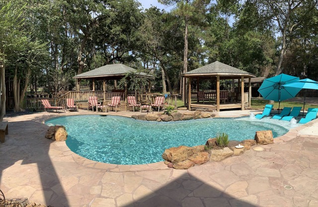 Country resort 5 bedroom Main House and 1 bedroom guest house combined.