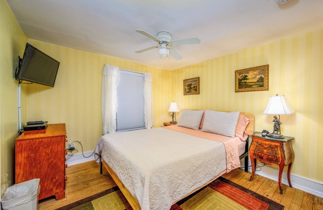 Country Room. Cozy room with a Queen-Size bed, en-suite bathroom, and FREE breakfast. Sleeps 2.