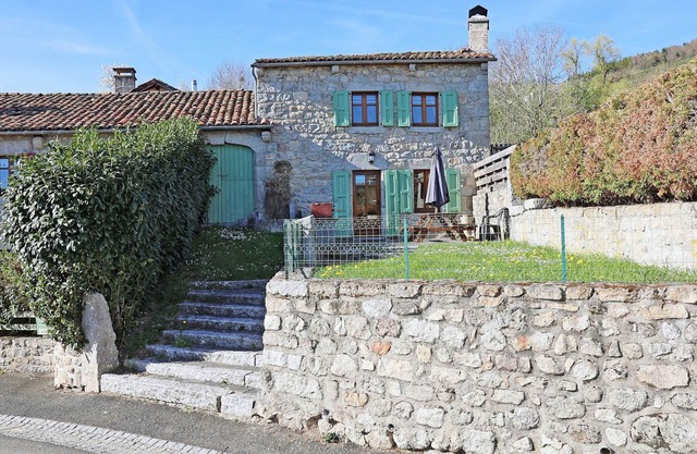 Country-style house 2 kms from shops