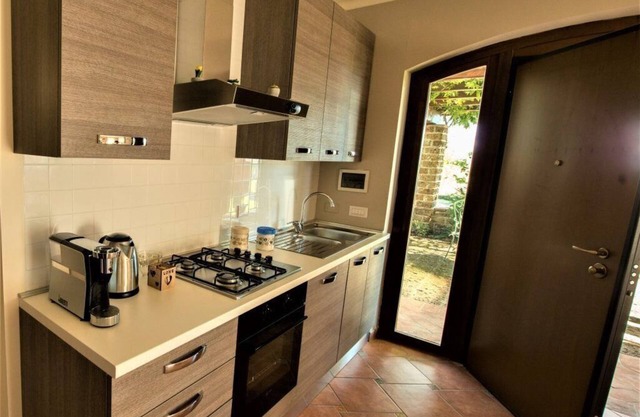 Country villa surrounded by greenery, just a few minutes' drive from the beach.
