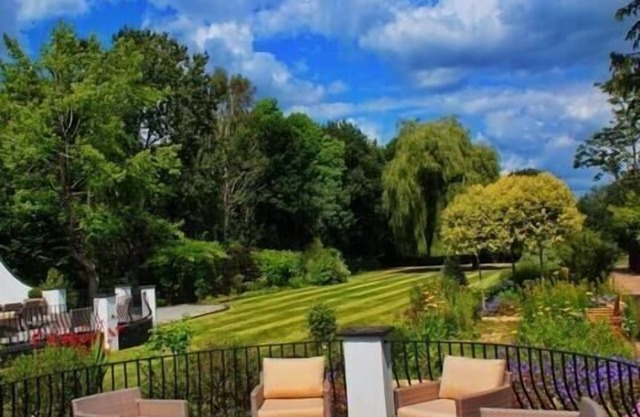 Countryside Escape with Stunning Garden in Surrey