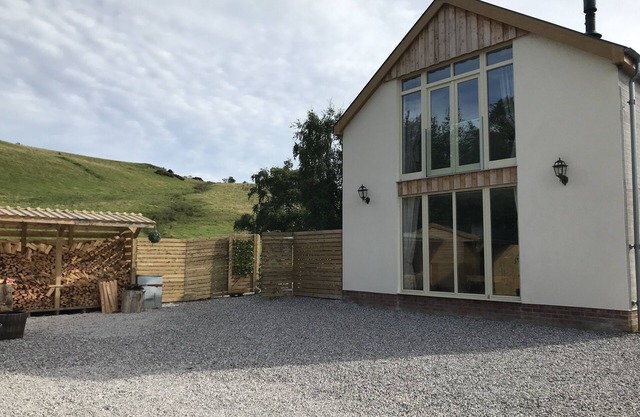 Countryside Home with jacuzzi hot tub, open plan living and wood burner.