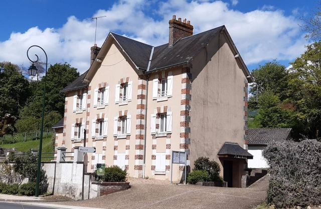 Countryside Retreat: Modern Comfort in Historic School near Loire Castles & Beauval Zoo