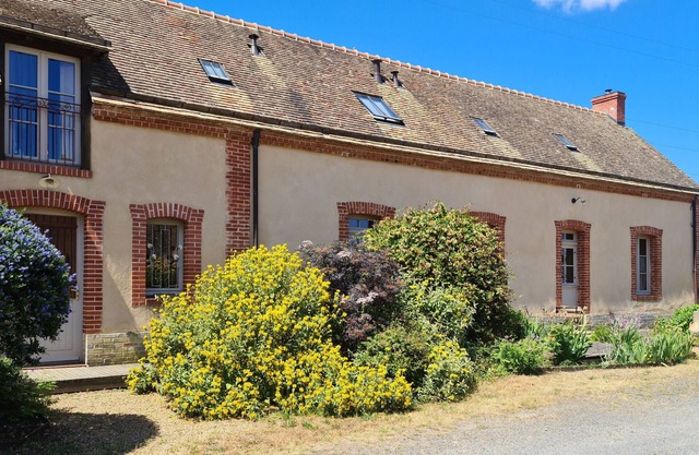Countryside Retreat Near Le Mans - Restored Longère with Modern Amenities