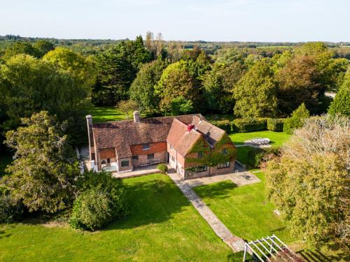 Countryside Retreat packed with Activities Tennis including Hot Tub, BBQ, Darts