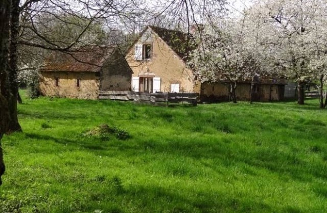 Countryside Retreat: Renovated Farmhouse 5km from Major Shopping, 7km from Le Mans