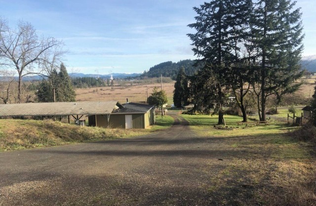 Countryside stand alone dwelling 2.5 miles from I-5. Private building.