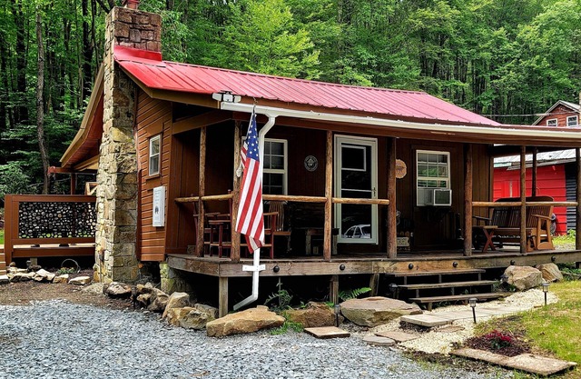 Couple's Cabin in Somerset