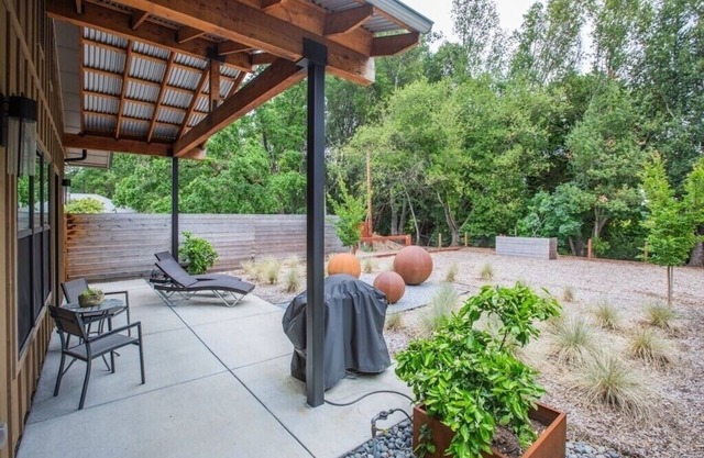 Couples Getaway, Luxurious Accomodations, Private Yard