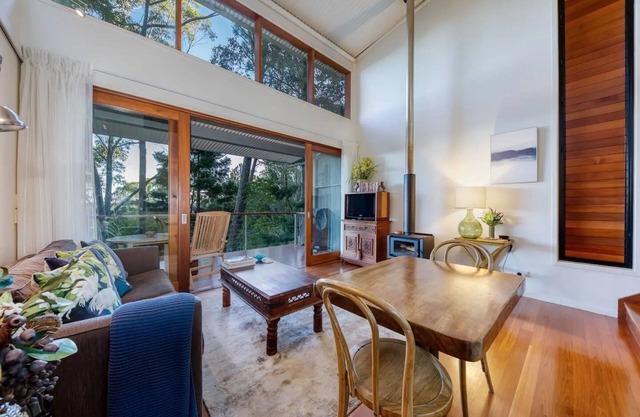 Couples Getaway. Sunshine Coast Hinterland. Cosy with Fireplace. Pet-Friendly!