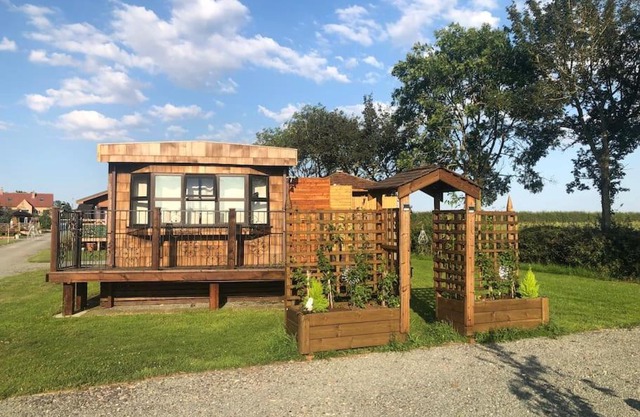 Couple’s Lodge With Hot Tub