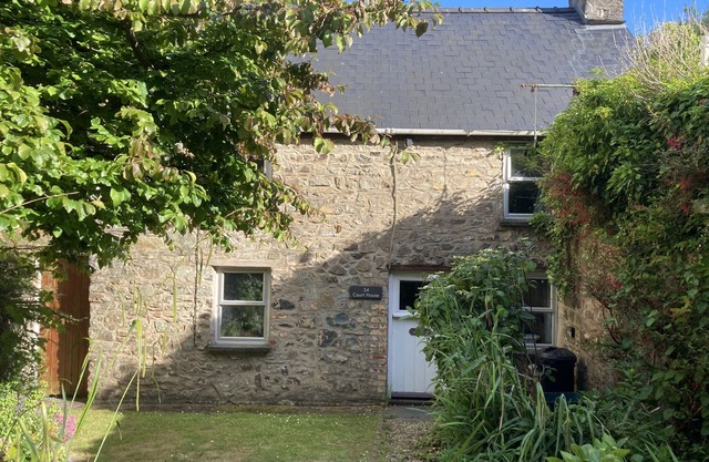 COURT HOUSE, pet friendly, character holiday cottage in Solva