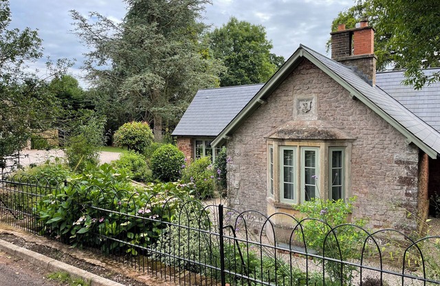 COURT LODGE, pet friendly, luxury holiday cottage in Wiveliscombe