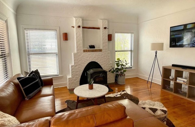 Courthouse Corner - Beautiful adobe, pet friendly