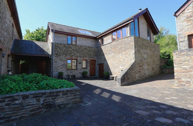 COURTYARD COTTAGE, family friendly, with pool in Dartmouth