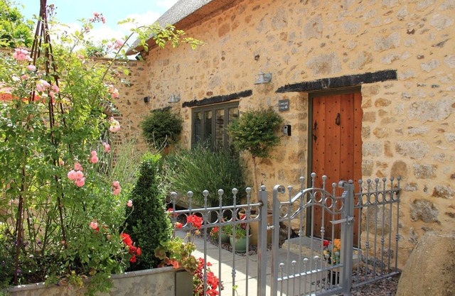 Courtyard Cottage Luxury Thatched Home Sleeps 4 (Pet Friendly) Near Gastro Pub