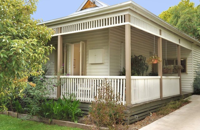 Courtyard Cottage - Vintage Beauty, Walk To Town.