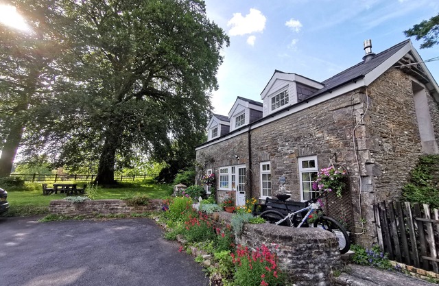 Courtyard cottage with extensive private grounds and free WiFi