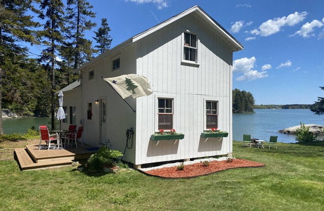 Cove Cottage: Quietly Nestled Between The Pines Of Tranquil Seavey Cove