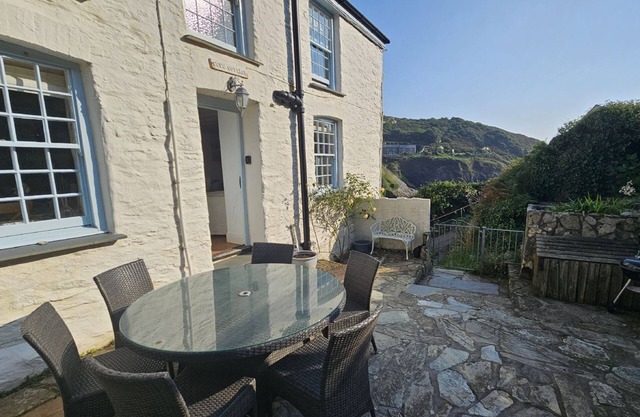 Cove Cottage - sleeps 6 guests in 3 bedrooms