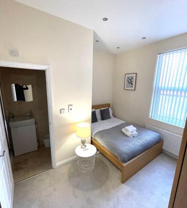 Coventry Large 4 Bedroom 4 Bath House Sleeps 4 Person Suitable for BHX NEC Solihull Rugby Warwick Contractors Ricoh Arena NHS Short & Long Business Stays Free Parking for 2 Vehicles, Close to City Centre High Speed Wifi