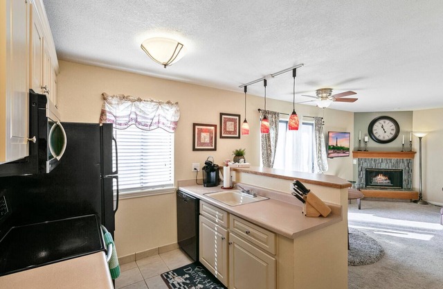 Coveted DTC Apartment! Free Parking & Fast WiFi!