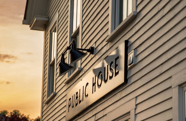 Coveted Public House suite, food trucks & craft beer on site, walk to UNH & town