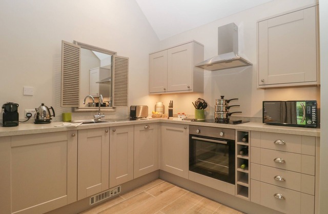 COW DROVE COTTAGE, romantic, character holiday cottage in East Knoyle