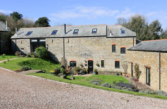 COWSLIP COTTAGE, pet friendly, with a garden in Frogmore